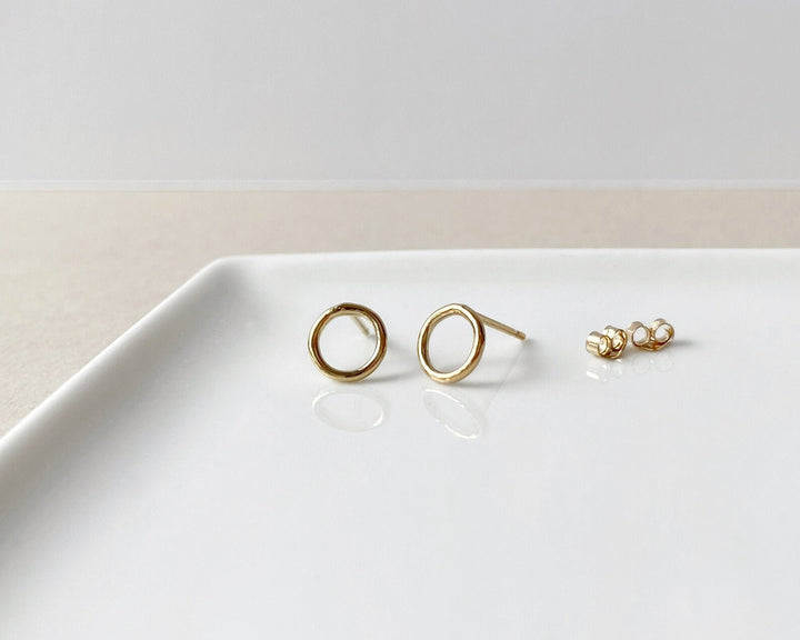 Boucles d'oreilles cercles vides dorés 7 mm
