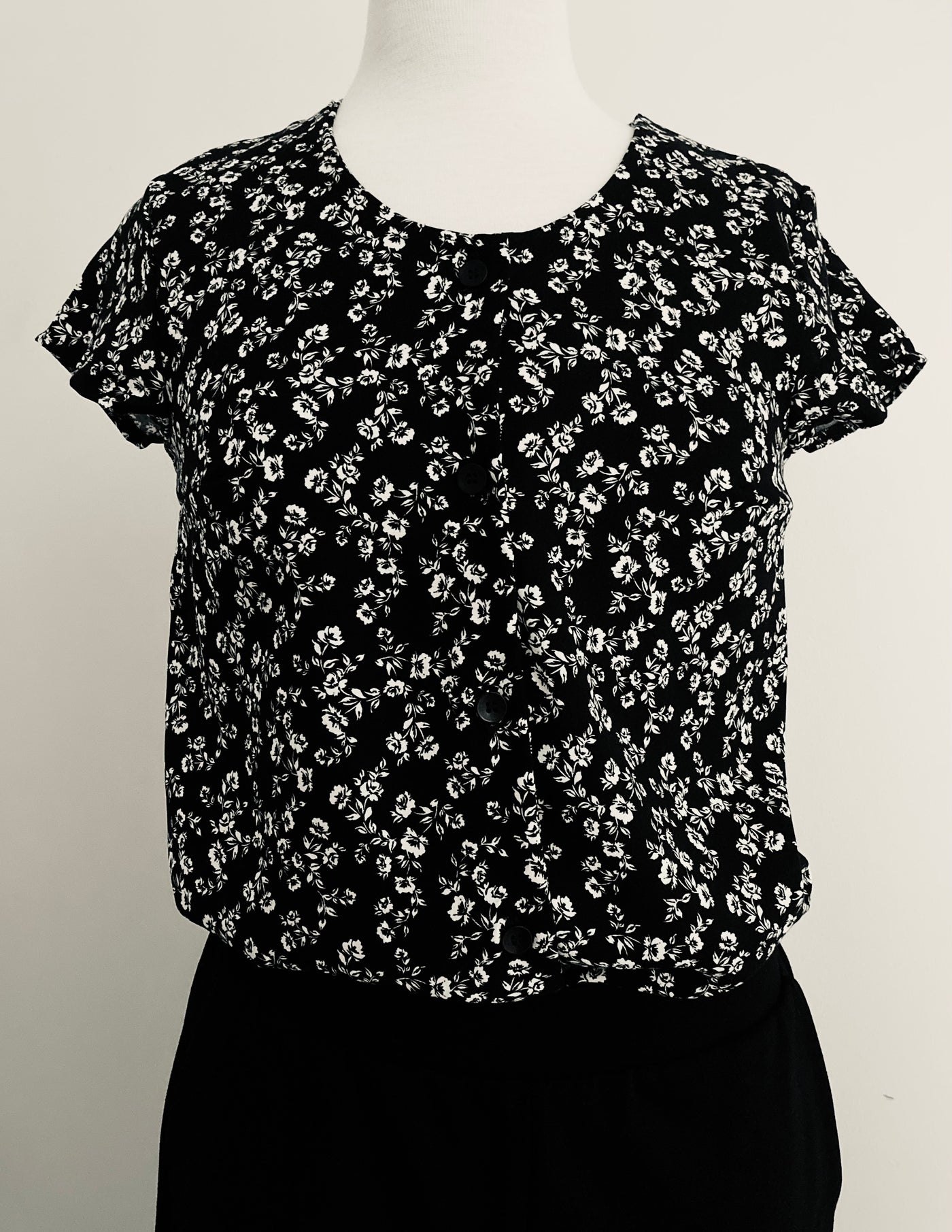 Shorty Blouse / Floral Black and White